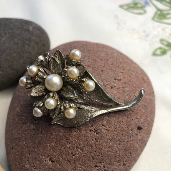 Vintage cluster of Flowers Pearls Silver Signed Brooch Pin - Picture 6 of 8